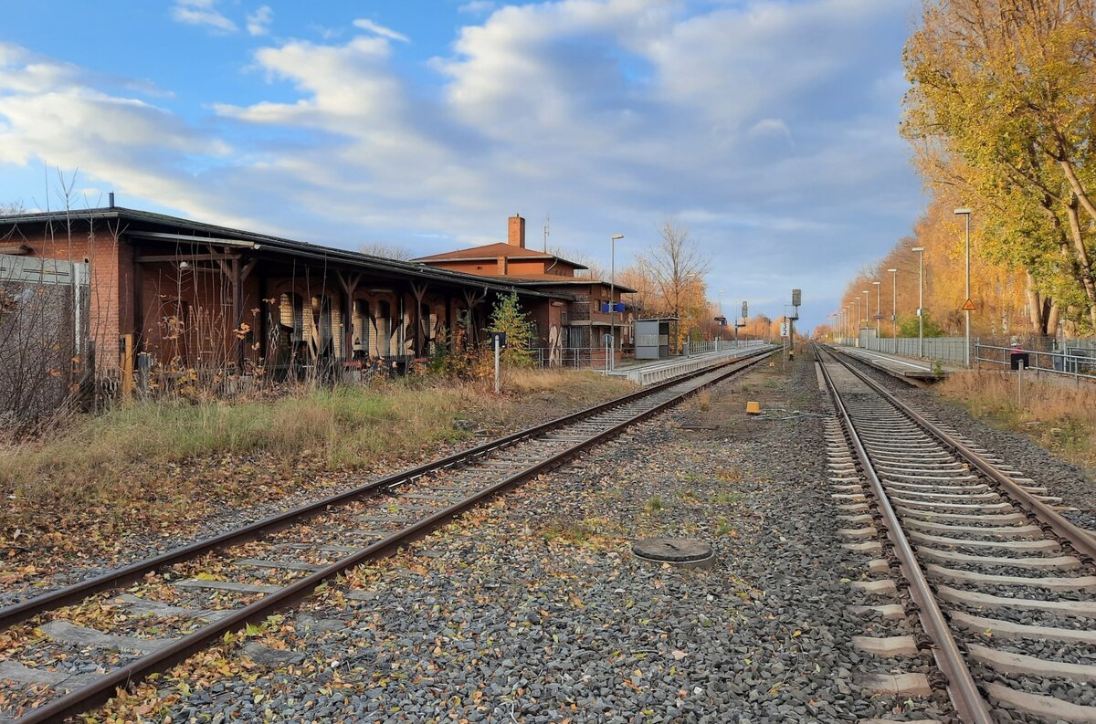 Die Bahnsteige in Gotha Ost am 07.11.2021. Vom BÜ aus fotografiert.