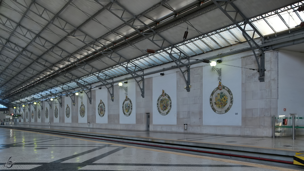 Die Bahnsteighalle im Kopfbahnhof Rossio in der Innenstadt der portugiesischen Hauptstadt Lissabon. (Januar 2017)