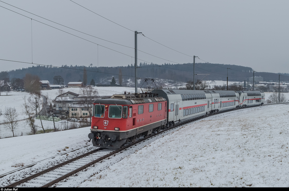 Die Bahnstrecke Bern - Schwarzenburg ist aufgrund ihrer engen Radien und grossen Steigungen sehr beliebt für Versuchs- und Messfahrten aller Art. Diese bringen ab und zu etwas Abwechslung in den eher langweiligen S-Bahn-Verkehr auf der nur 17 Kilometer langen Strecke vor meiner Haustür.<br>
Vom 6. bis zum 8. Februar 2017 fanden hier Testfahrten mit drei IC-2-Wagen der DB statt. <br>
Am 7. Februar fuhr der von der Re 4/4 II 11121 gezogene Zug nach der Mittagspause erneut nach Schwarzenburg und wurde von mir im Moos bei Köniz abgewartet.