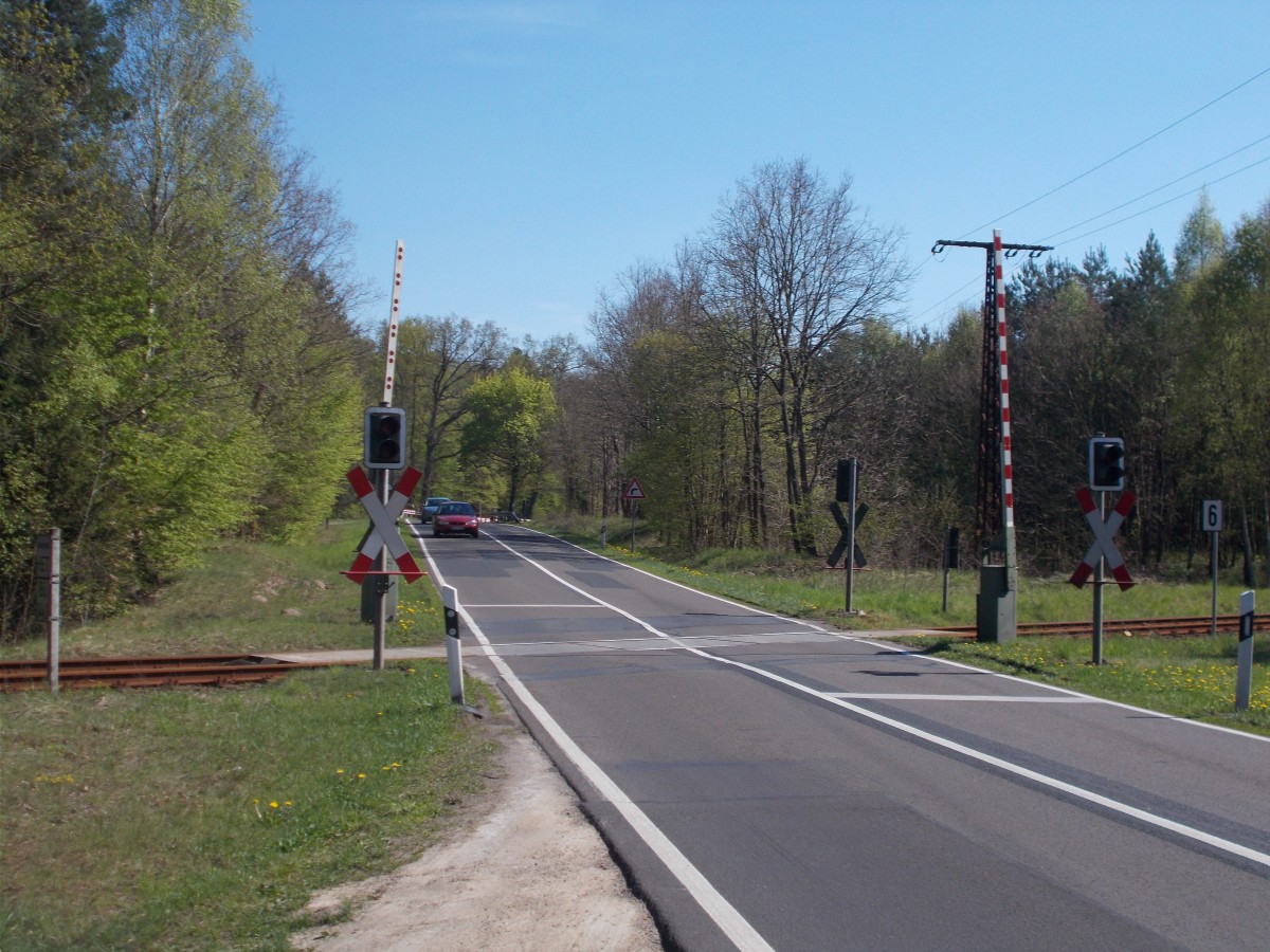 Die Bahnstrecke Jatznick-Ueckermünde Stadthafen überquert die Bundesstraße 109 bei Jatznick.Aufnahme am 03.Mai 2015.