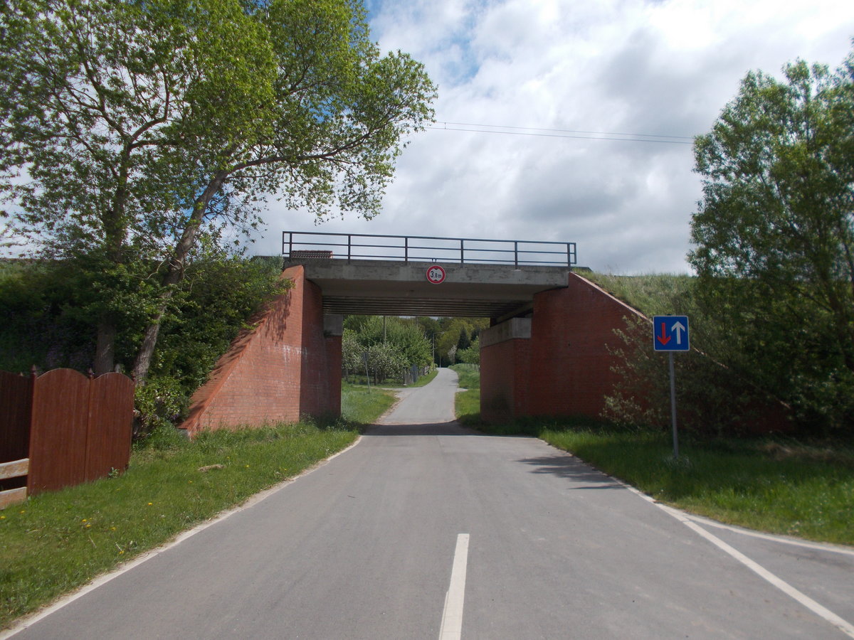 Die Bahnstrecke Schwaan-Güstrow überquert diese kleine Straße beim Abzw Schwaan Süd.Aufnahme vom 14.Mai 2015.