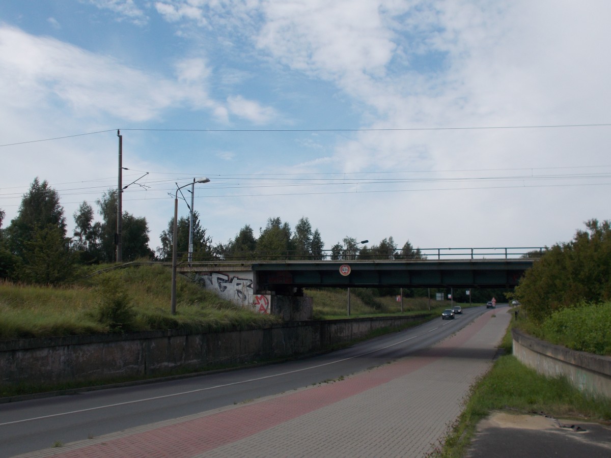 Die Bahnstrecke Stralsund-Berlin überquert die Schönwalder Landstraße in der Nähe von der Station Greifswald Süd.Aufnahme vom 10.August 2014.