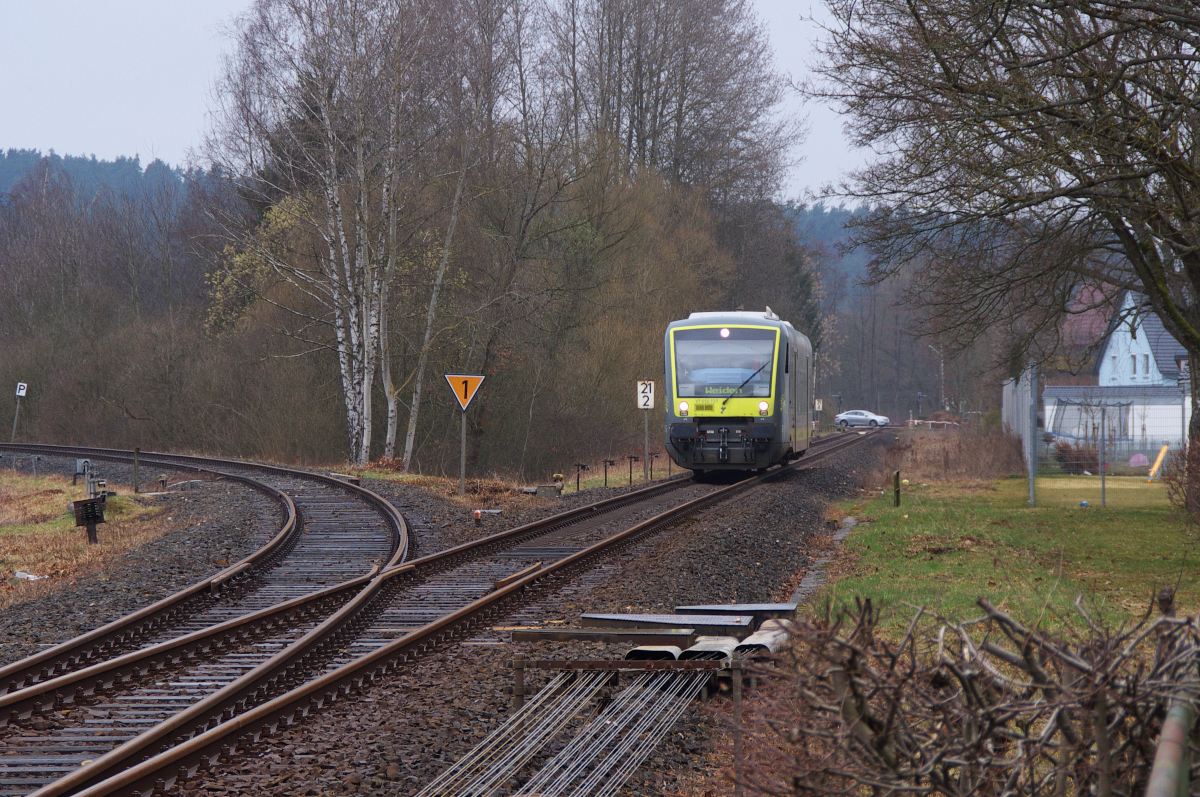 Die Bahnstrecke von Weiden nach Bayreuth wurde 1862 und 1863 gebaut. Der Bahnhof Pressath liegt bei Km 20.9 der Strecke 5051 von Weiden nach Neuenmarkt-Wirsberg. In Pressath zweigte die Strecke 5052 nach Kirchenthumbach ab. Heute dient die Strecke, die hier links zu sehen ist,  nur noch dem Militärverkehr zum Truppenübungsplatz Grafenwöhr. Agilis VT 650.727 Bad Rodach - Weiden kurz vor der Einfahrt in den Bahnhof Pressath. 16.03.2014