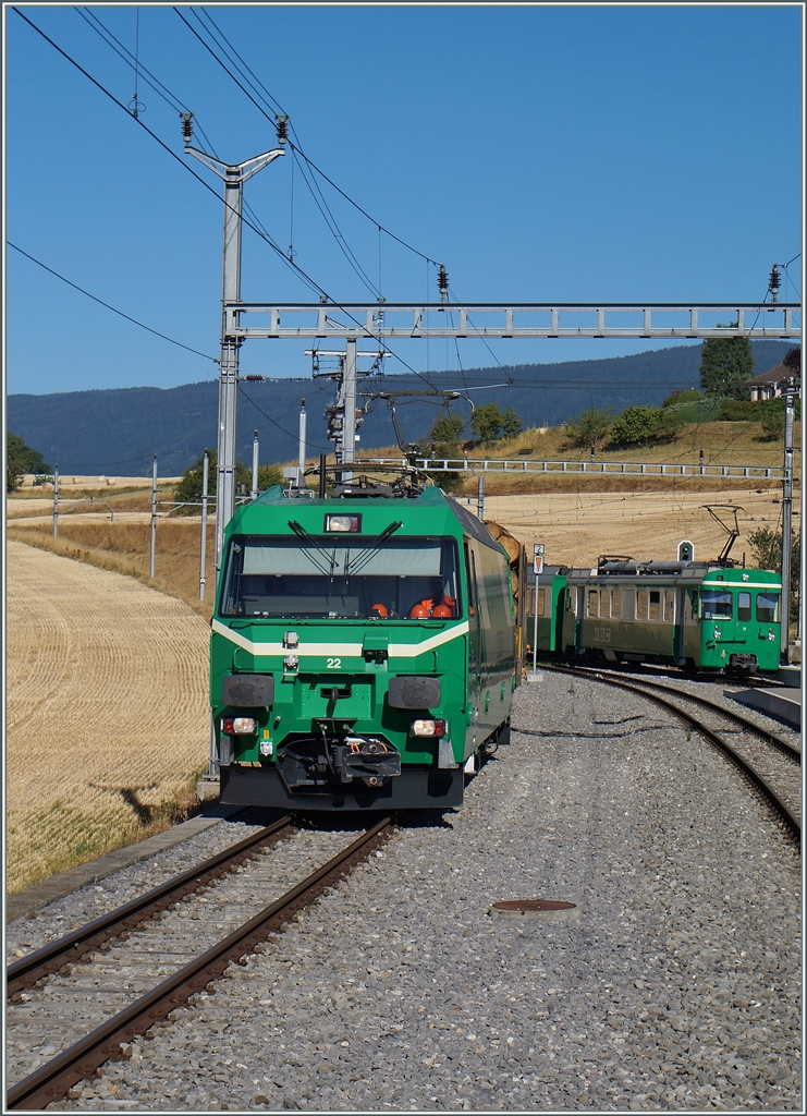 Die BAM Ge 4/4 22 wartet mit einem kurzen Güterzug in Apples die Kreuzung mit dem Hintergrund wegfahrenden Regionalzug 110 und die Distanz  unseres  Richtung Morges fahrenden Zuges 111 ab.
21. Juli 2015