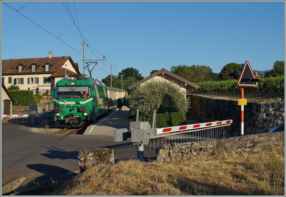 Die BAM Ge 4/4 22, auf dem Weg von Bière nach Morges, legt in Vufflens le Château mit ihrem Zug 107 einen kurzen Halt ein. 
21. Juli 2015