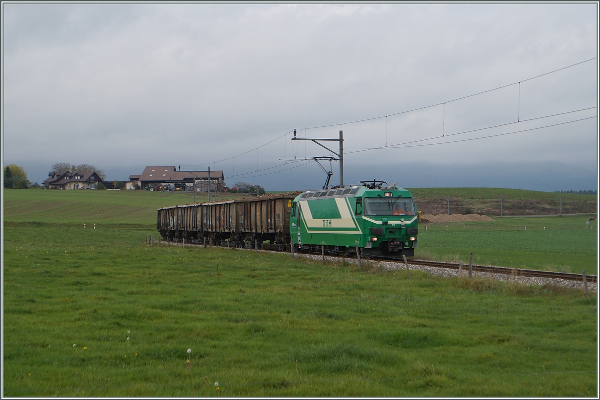 Die BAM Ge 4/4 22 mit einem Zuckerrübenzug kurz nach dessen Beladung auf freiem Feld bei Mauraz nun auf der Fahrt nach Morges.
15. Okt. 2014 