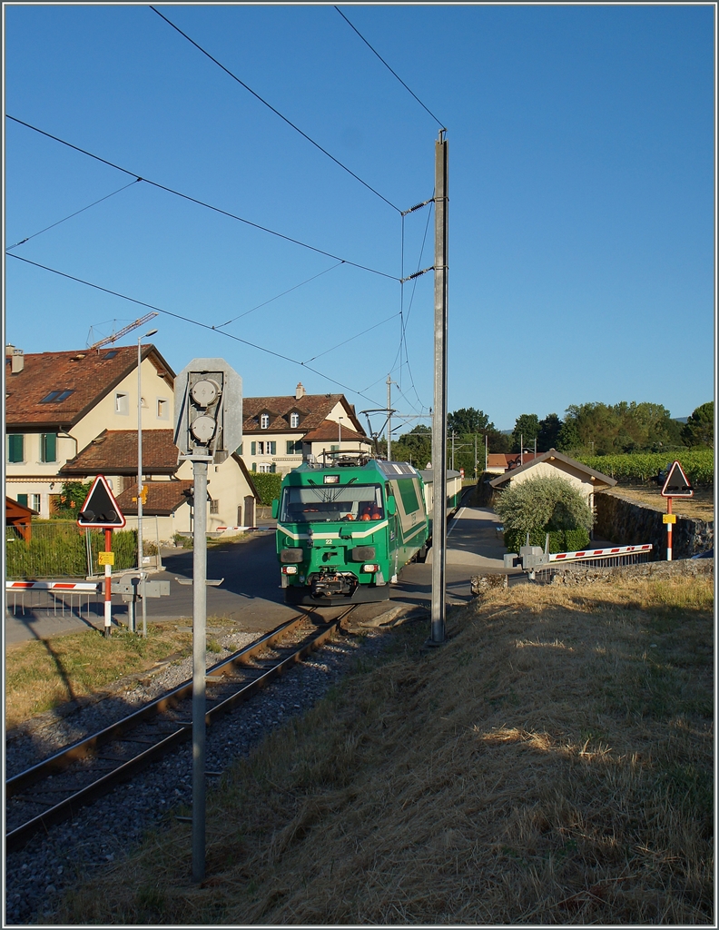 Die BAM Ge 4/4 mit dem einzigen Lokbespannten Zug der BAM, dem Regionalzug 107 von Bière nach Morges beim Halt in Vufflens le Château.
21. Juli 2015