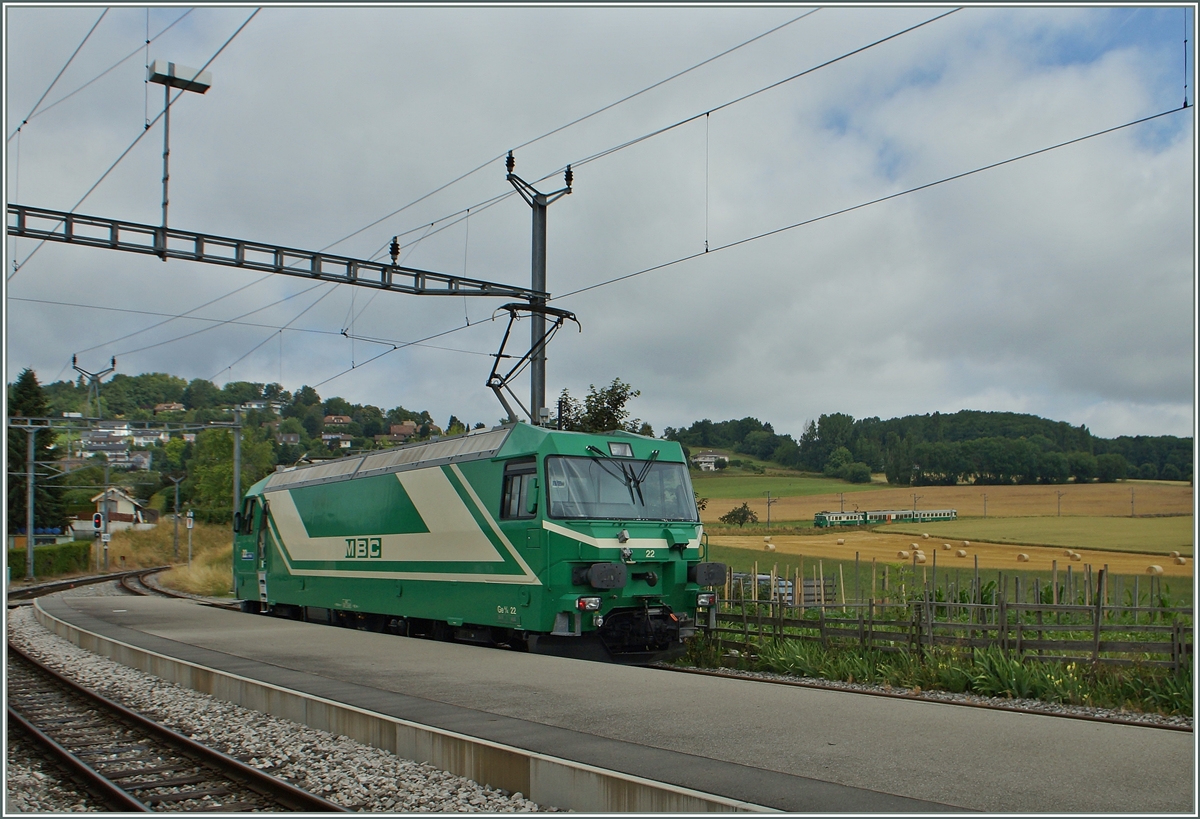 Die BAM Ge 4/4 N° 22 auf der Solo-Fahrt Richtung Bière wartet in Yens den Kreuzungszug ab.
3. Juli 2014