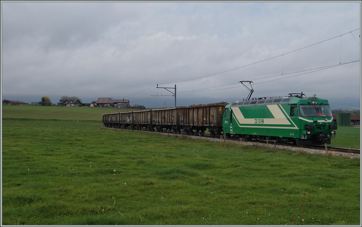 Die BAM Ge 4/4 N° 22 mit einem Eaos Zuckerrübenzug kurz nach Mauraz am 15. Okt. 2014