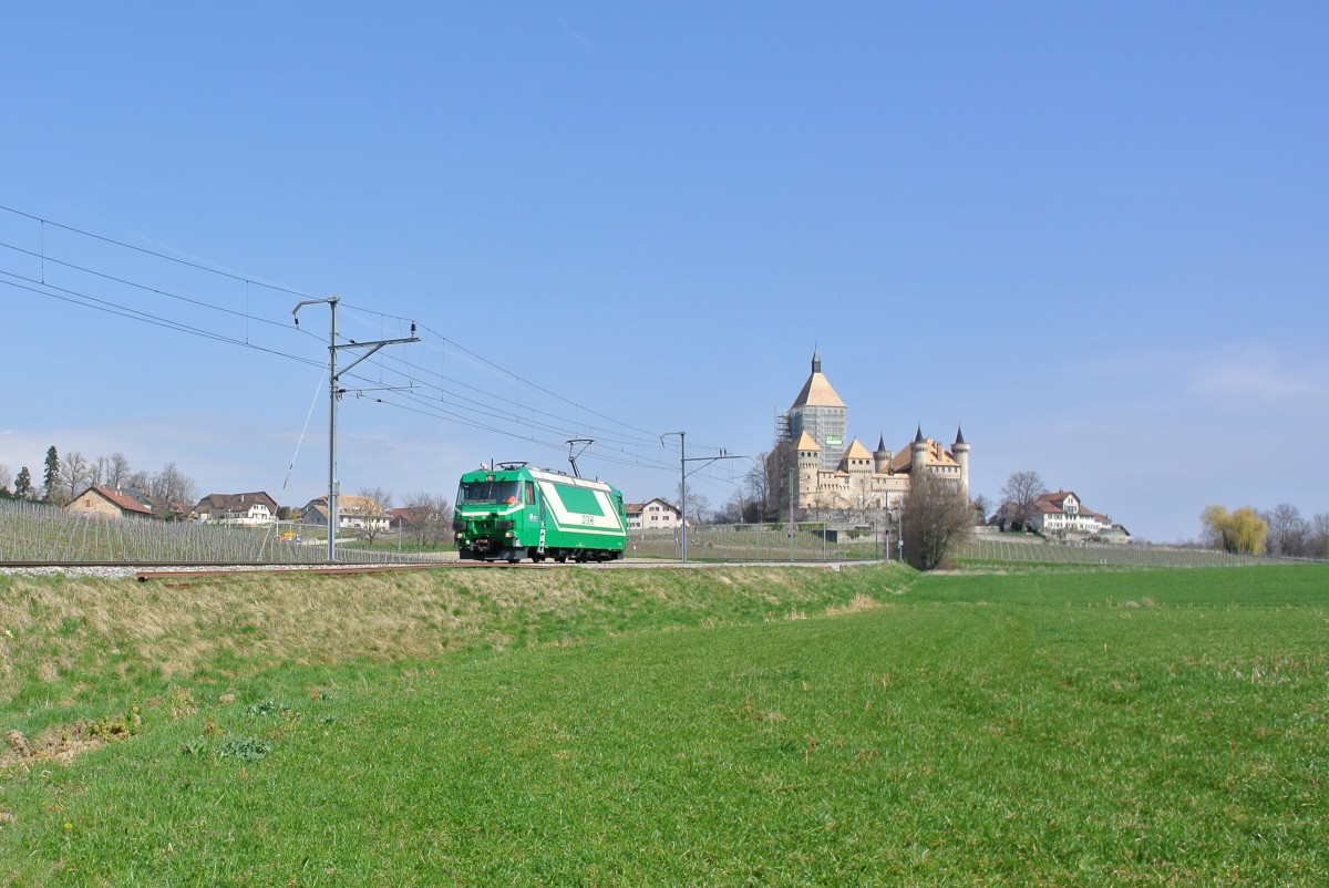 Die BAM Ge 4/4 Nr. 21  La Morges  als Lokzug unterhalb von Vufflens-le-Chteau. Die Lok fhrt leer nach Morges um einen Gterzug abzuholen, 24.03.2015.