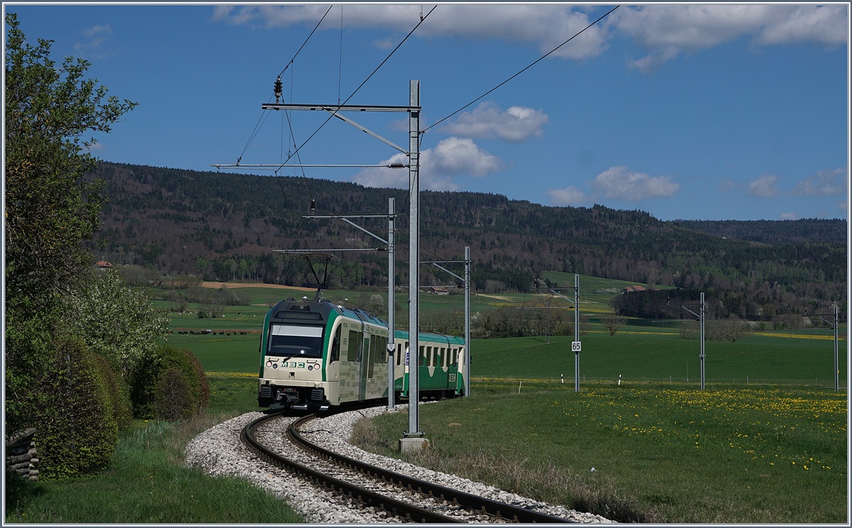 Die BAM MBC bedient die Strecke Apples L'Isle mit einer Fahrzeit von vierzehn Minuten im Stundentakt. In der Hauptverkehrszeit am Morgen und Mittag wird der Halbstundentakt angeboten, damit dies mit in Ermangelung an Kreuzungsstation mit einer Komposition bewerkstelligt werden kann, hält der Zug unterwegs nur in Pampigny-Sévery und Montricher, so dass bei einer Fahrzeit von nun dreizehn Minuten der Zug eine Stunde lange ständig hin und her pendelt. Das Bild zeigt den Regionalzug 522 der Montricher Richtung L'sle verlässt.
10. April 2017  