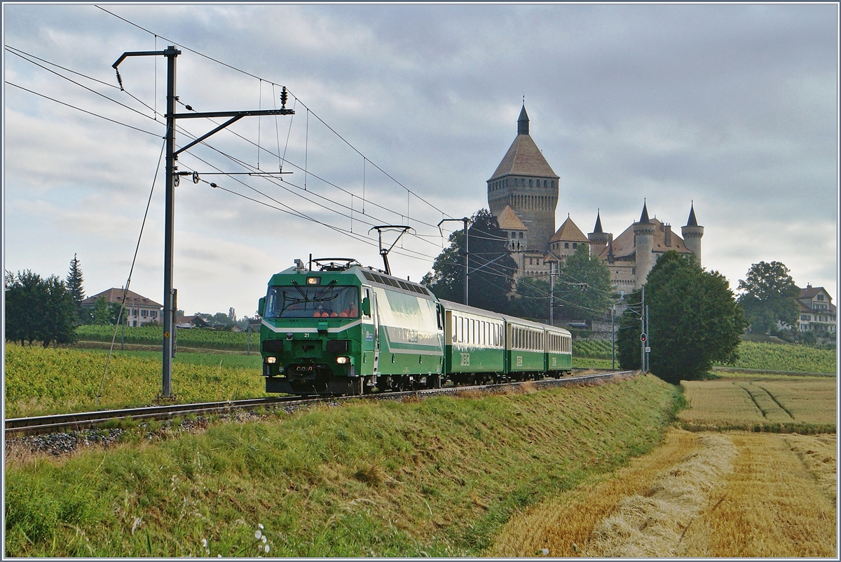 Die BAM MBC Ge 4/4 21 mit dem fast legendären Regionalzug 107 von Bière nach Morges vor der Kulise des Château de Vufflens.
3. Juli 2014
