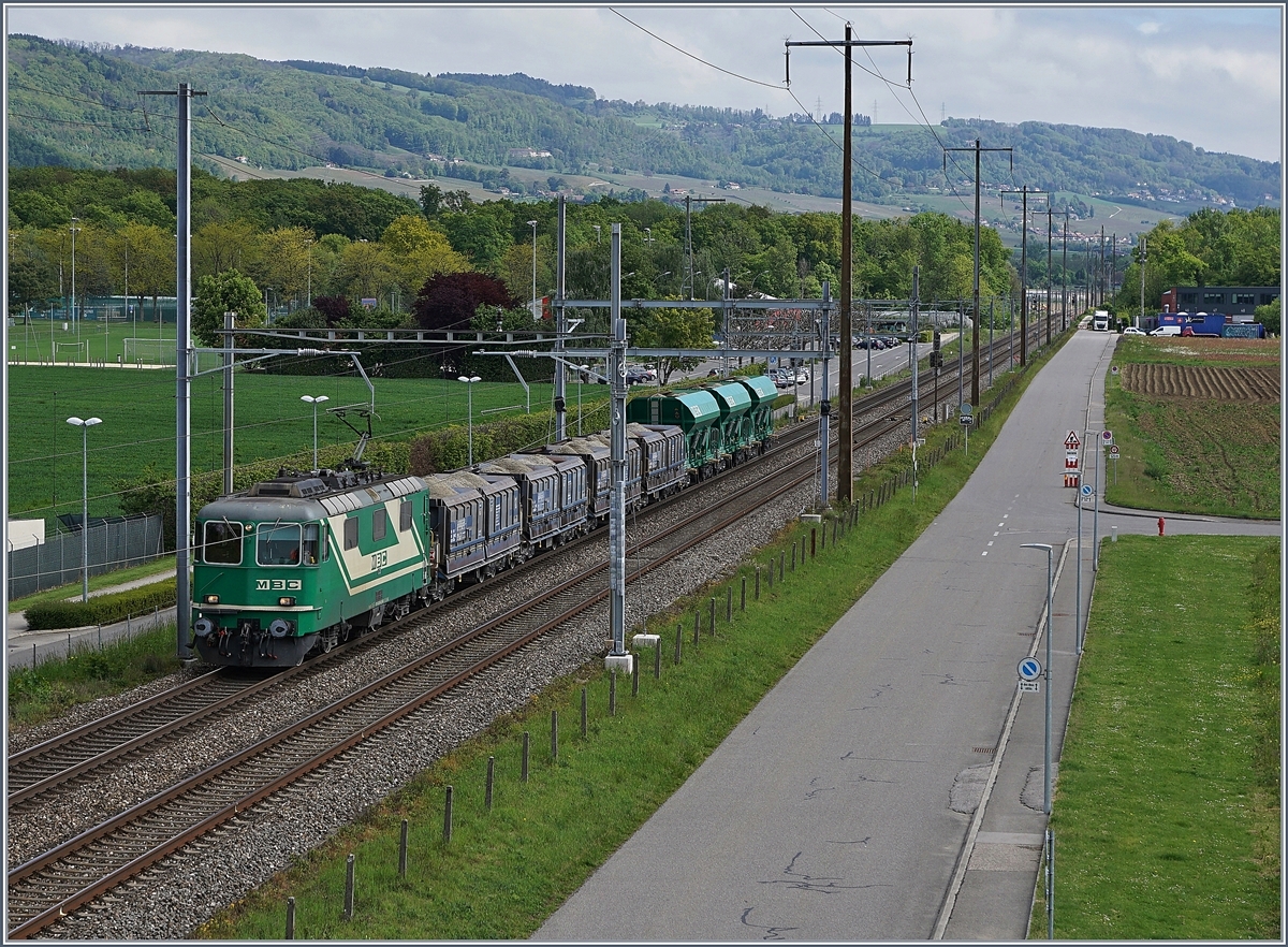 Die BAM MBC Re 4/4 II (UIC 91 85 4420 506-8 CH-MBC) erreicht mit ihrem Kieszug Apples - Morges - Gland ihr Ziel.
Bei Gland, den 9. Mai 2017