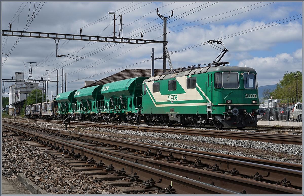 Die BAM MBC Re 4/4 II (91 85 4420 506-8 CH-MBC) wartet in Gland mit einem Leerzug* auf die Rückfahrt nach Apples. 
9. Mai 2017

*einige der mit Kies auf der Hinfahrt beladenen Wagen sind für die Rückfahrt mit Sand beladen worden.