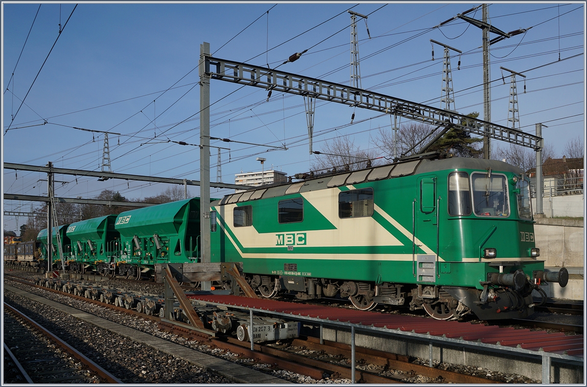 Die BAM MBC Re 4/4 II (UIC 91 85 4420 506-8 CH-MBC) rangiert auf der Umspuranlage in Morges einen Kieszug, der von Gland nach Apples unterwegs ist und auf Rollböcken, wie sie im Vordergrund zu sehen sind die Fahrt nach Apples fortsetzen wird.

3. März 2017