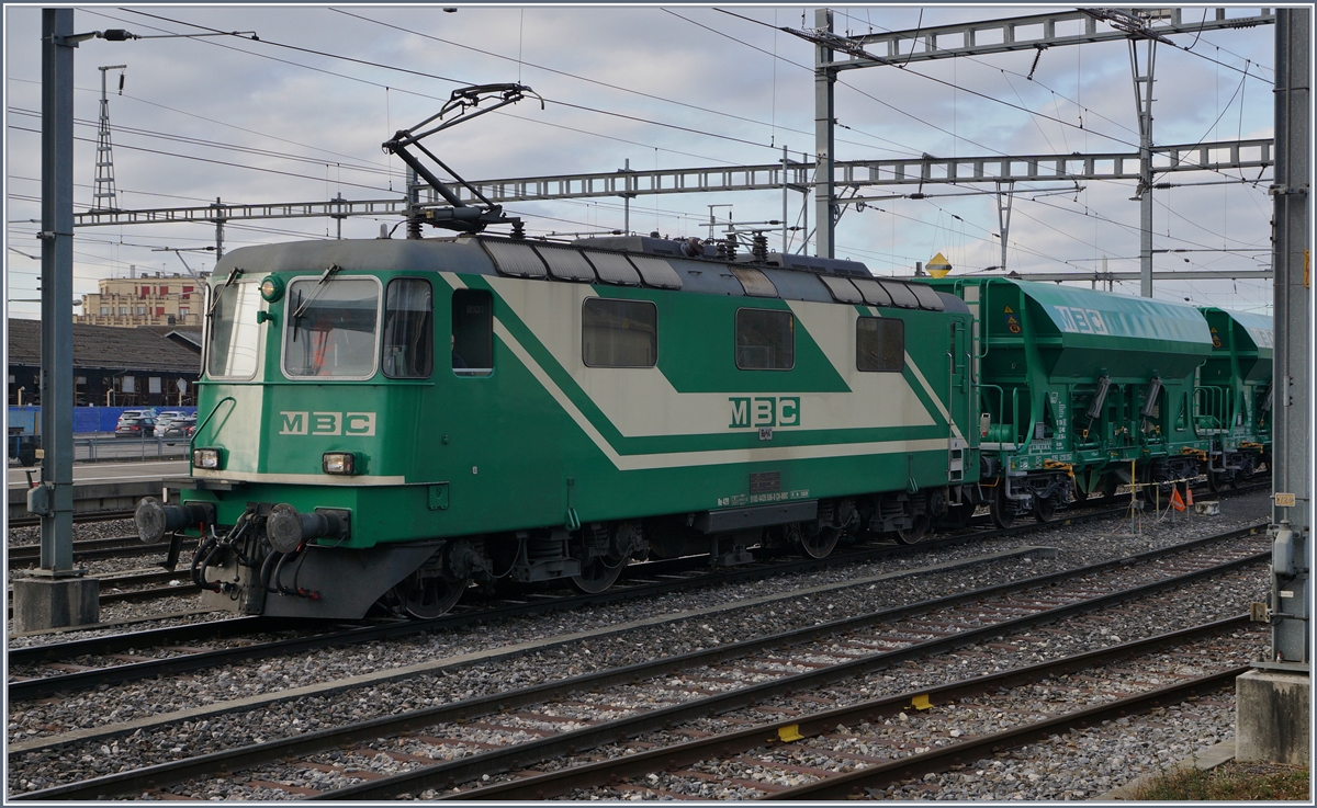 Die BAM MBC Re 4/4 II (UIC 91 85 4420 506-8 CH MBC) manöveriert ihren Zug aus Gland zur Rollbockgrube, wo er, einmal aufgebockt von den beiden Ge 4/4 21 und 22 übernommen wird.
22. Feb. 2017