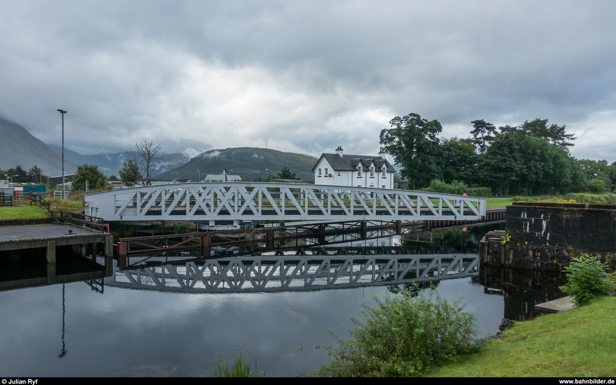 Die Banavie Railway Swing Bridge über den Caledonian Canal während dem Öffnen am 25. August 2017.