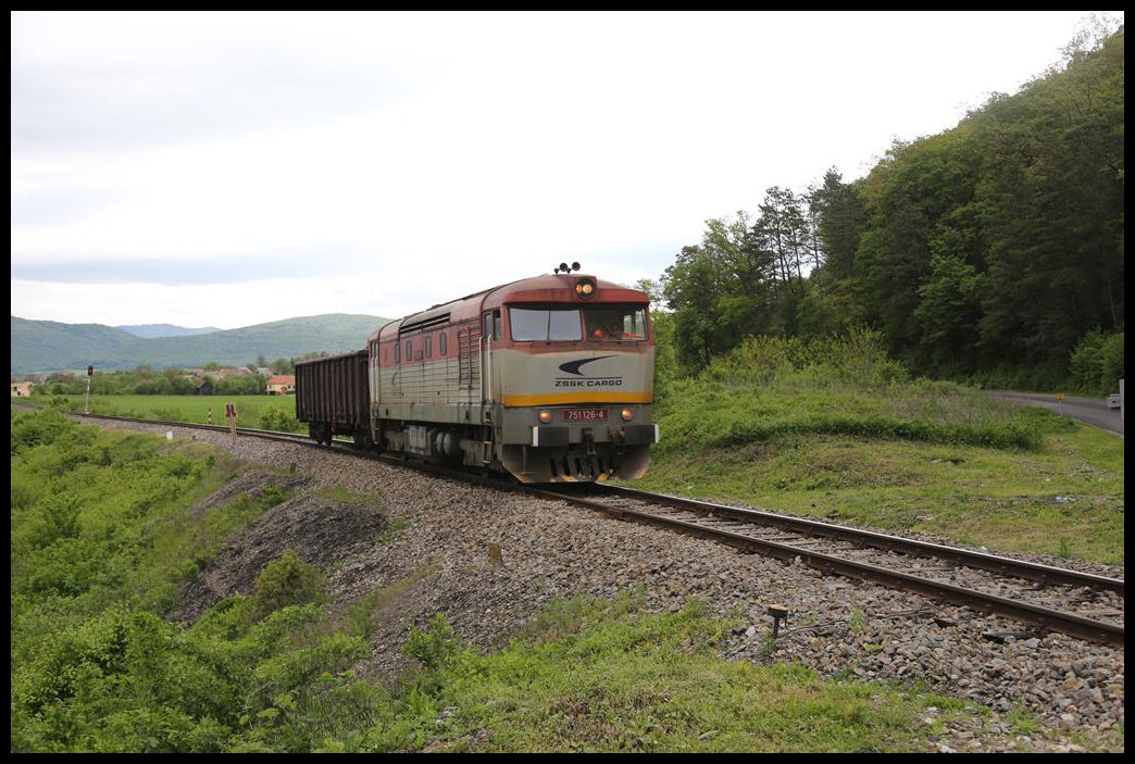Die Bardotka 751126-4 hat mit ihrem kurzen Güterzug gerade die Ortschaft Hucin passiert und ist hier am 14.5.2019 auf dem Weg nach Plesivec.
