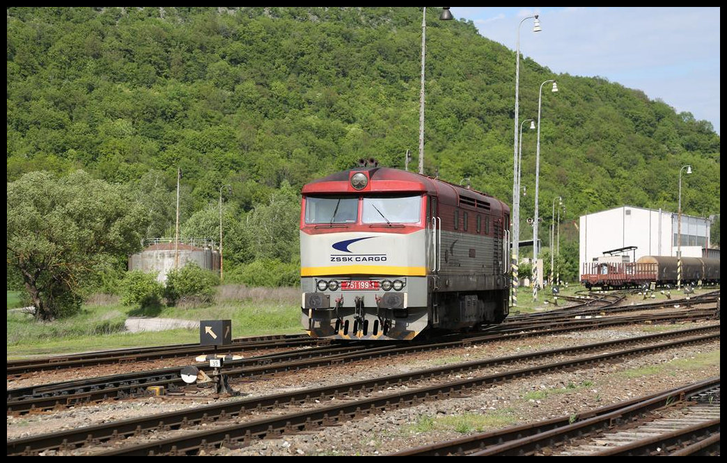 Die Bardotka 751199-1 fährt hier am 13.5.2019 nach einem Strecken Einsatz zurück ins Depot am Bahnhof Plesivec. 