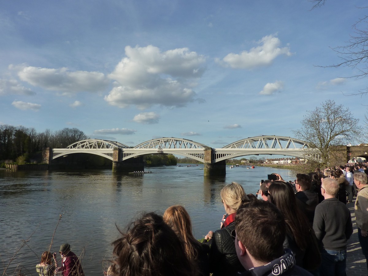 Die Barnes Railway Bridge im Westen von London am 11.04.2015. Etwa 300.000 Zuschauer haben an diesem Tag das weltberühmte Boat Race Oxford gegen Cambridge verfolgt, das im Bild zu sehende Team aus Oxford hat klar gewonnen.