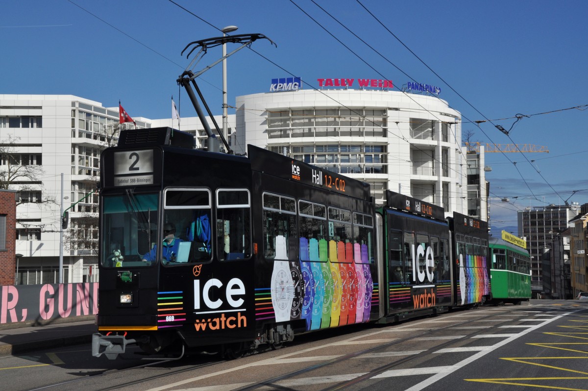 Die Basel World 14 naht. Der Be 4/6S 669 macht seit dem 21.02.2014 Werbung für ICE Uhren. Die Aufnahme stammt vom 23.02.2014.