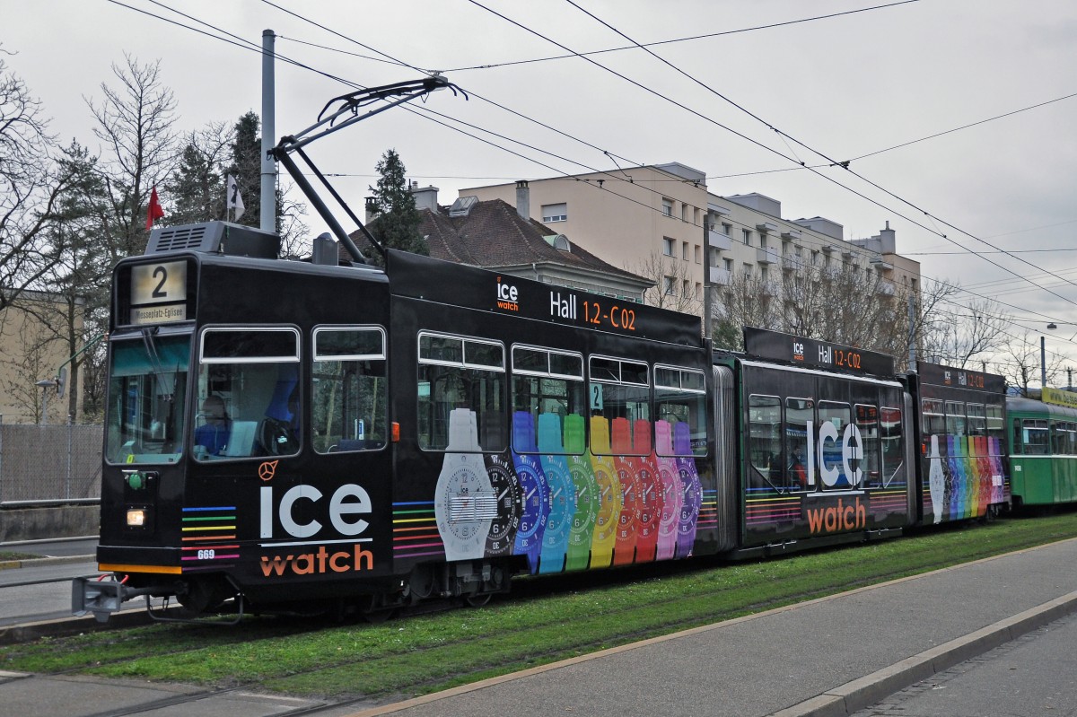 Die Basel World 14 naht. Der Be 4/6S 669 macht seit dem 21.02.2014 Werbung für ICE Uhren. Die Aufnahme stammt vom 22.02.2014.