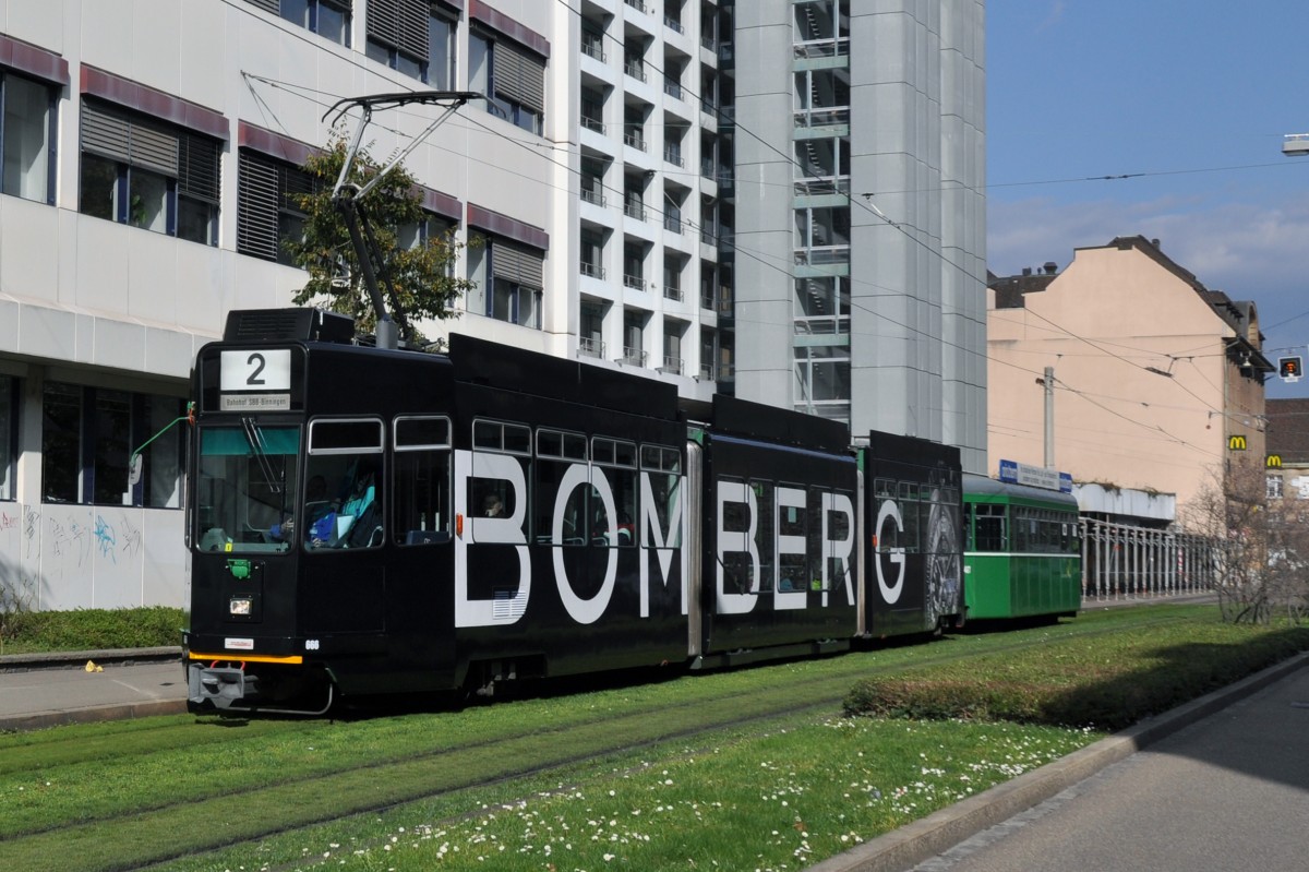 Die Basel World 14 naht. Der Be 4/6S 666 macht seit dem 03.03.2014 Werbung für BOMBERG Uhren. Die Aufnahme stammt vom 05.03.2014.