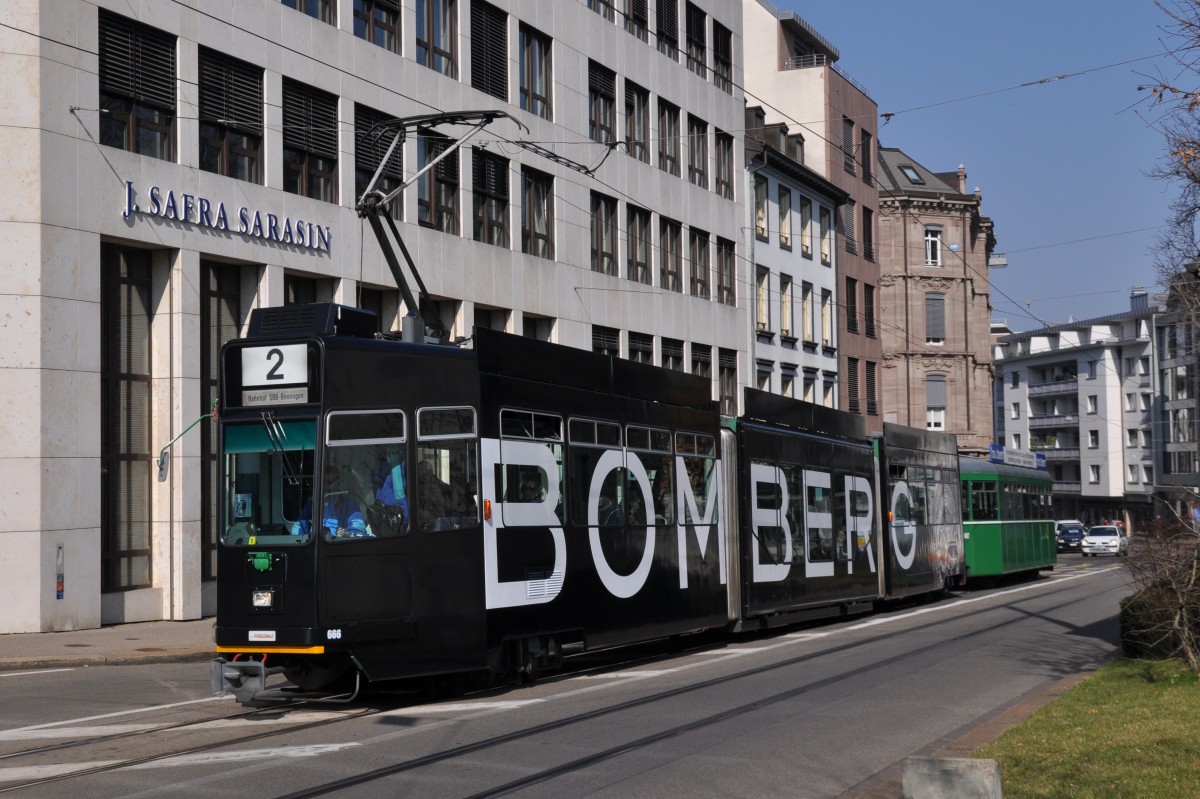 Die Basel World 14 naht. Der Be 4/6S 666 macht seit dem 03.03.2014 Werbung für BOMBERG Uhren. Die Aufnahme stammt vom 07.03.2014.