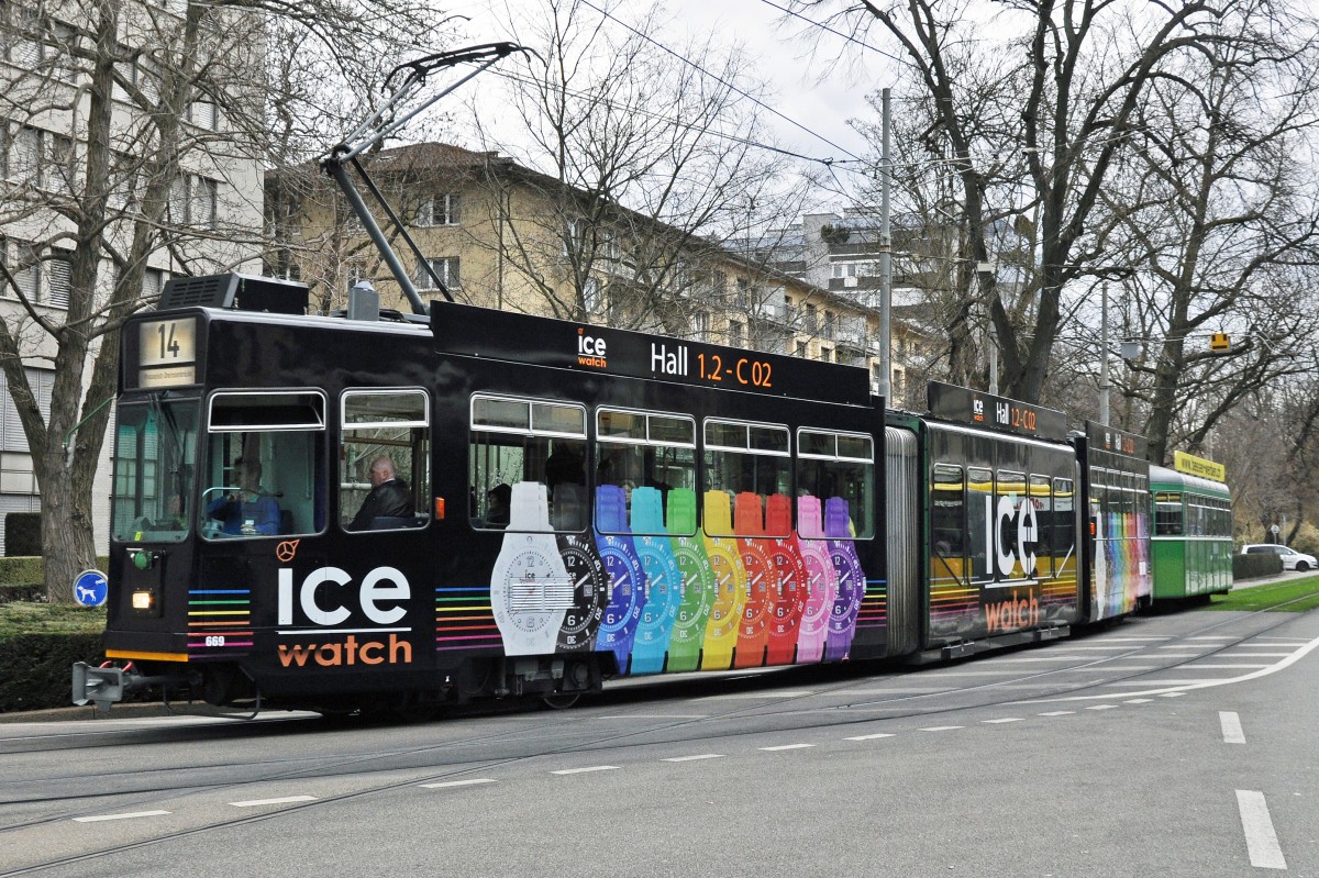 Die Basel World 14 naht. Der Be 4/6S 669 macht seit dem 21.02.2014 Werbung für ICE Uhren. Die Aufnahme stammt vom 01.03.2014.