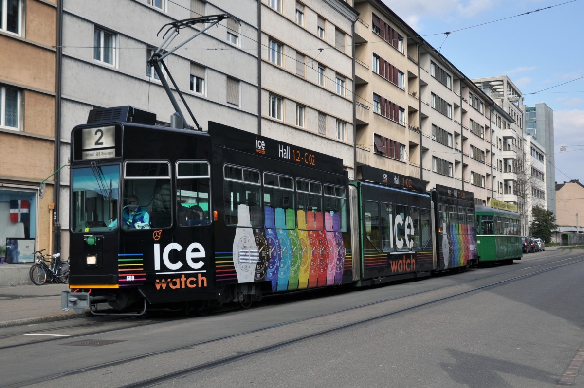 Die Basel World 14 naht. Der Be 4/6S 669 macht seit dem 21.02.2014 Werbung für ICE Uhren. Die Aufnahme stammt vom 05.03.2014.