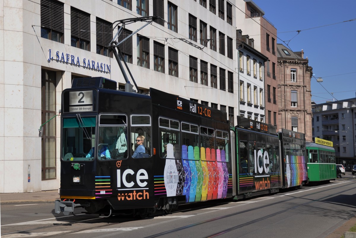 Die Basel World 14 naht. Der Be 4/6S 669 macht seit dem 21.02.2014 Werbung für ICE Uhren. Hier sehen wir den Wagen in der Elisabethenstrasse. Die Aufnahme stammt vom 19.03.2014.