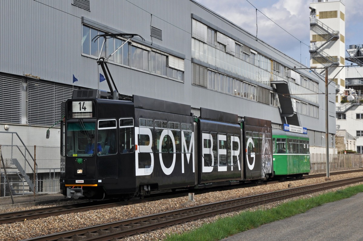 Die Basel World 14 naht. Der Be 4/6S 666 macht seit dem 03.03.2014 Werbung für BOMBERG Uhren. Die Aufnahme stammt vom 25.03.2014.