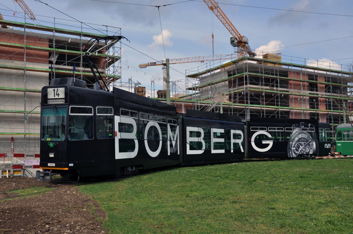 Die Basel World 14 naht. Der Be 4/6S 666 macht seit dem 03.03.2014 Werbung für BOMBERG Uhren. Hier ist der Wagen in der Schlaufe in Pratteln. Die Aufnahme stammt vom 25.03.2014.