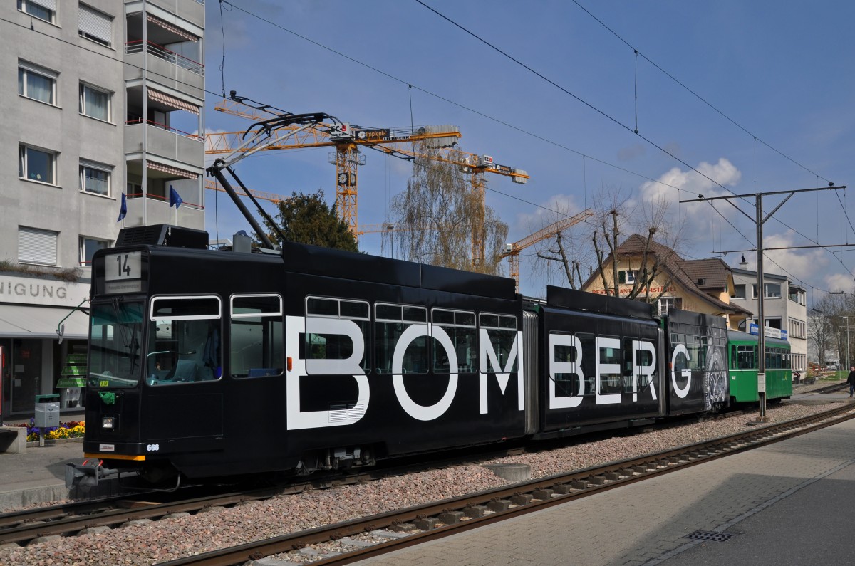 Die Basel World 14 naht. Der Be 4/6S 666 macht seit dem 03.03.2014 Werbung für BOMBERG Uhren. Hier ist der Wagen an der Endstation in Pratteln. Die Aufnahme stammt vom 25.03.2014.