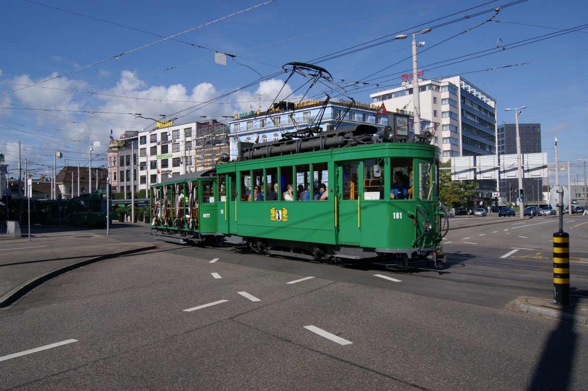 Die Basler Verkehrsbetriebe bieten immer Sonntags Stadtrundfahrten mit historischen Straßenbahnwagen an. Hier verlässt Triebwagen 181 (Ce 2/2) mit dem Sommerbeiwagen 1077 den Centralbahnplatz. (17.08.2014)