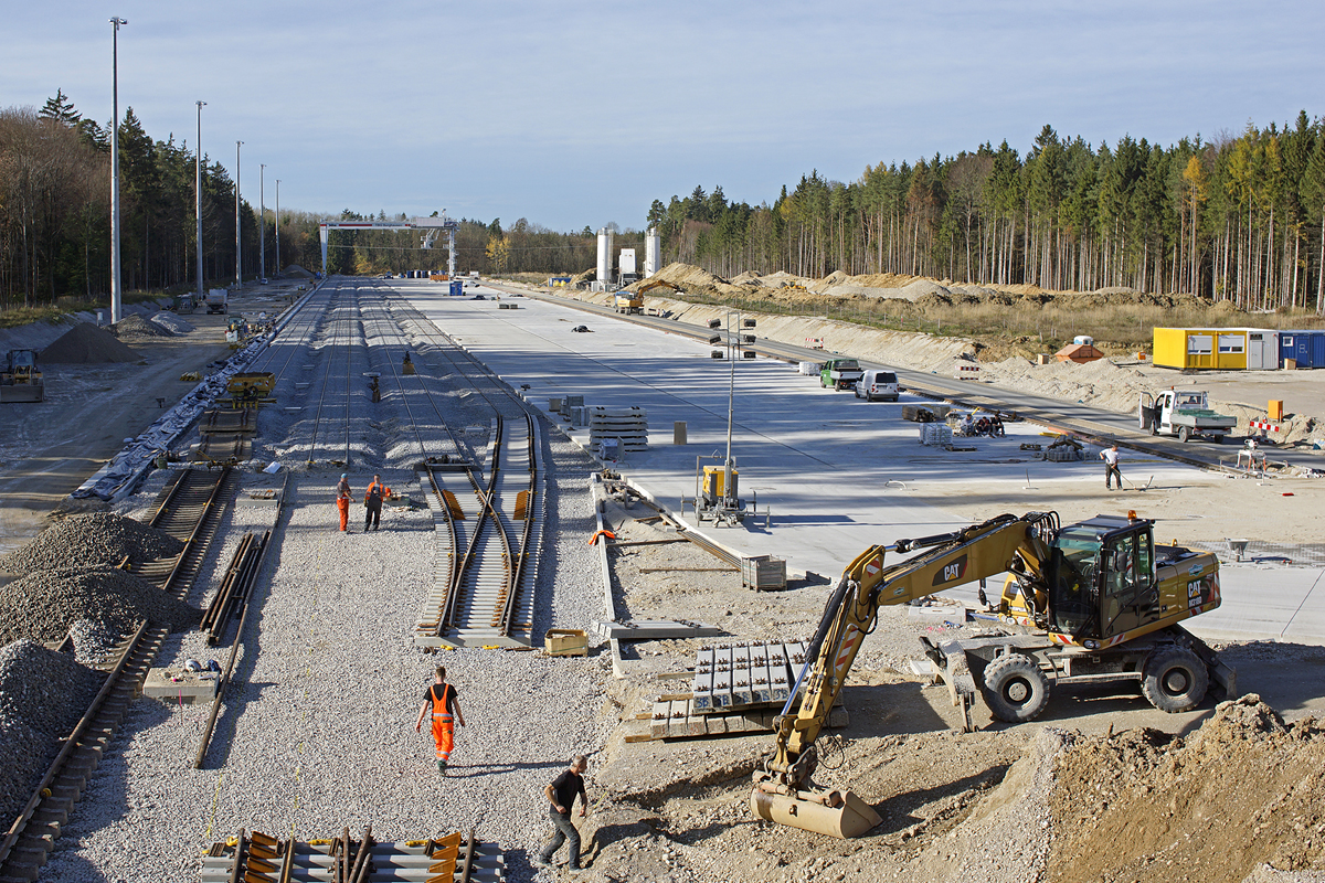 Die Bauarbeiten am neuen Containerterminal in Burghausen machen schnelle Fortschritte. Die Gleise werden von Hand verlegt. Die Ladegleise sind bereits eingeschottert. 08.11.2013