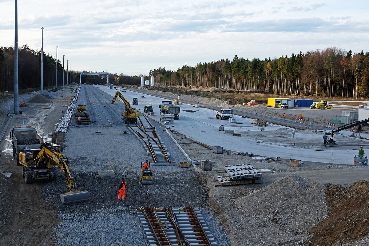 Die Bauarbeiten am neuen Güterverkehrszentrum Burghausen gehen zügig weiter. Am 07.11.2013 liegen bereits die Weichen der Einfahrtgleisharfe.