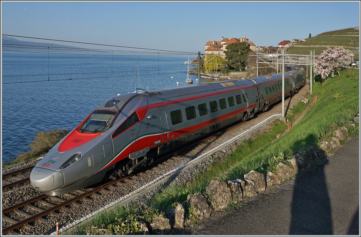 Die baugleichen FS Trenitalia Züge sind recht clever lackiert, der bei den Enddrehgestellen auftretende Schmutz wird von den im Bereich der Drehgestelle entsprechend wellenförmig angebrachten roten Lackierung gut aufgefangen. Wobei der hier zu sehende FS Trenialtia ETR 610 012 im Allgemeinen sehr gepflegt daherkommt. Das Bild entstand zwischen Rivaz und St-Saphorin. 

1. April 2021