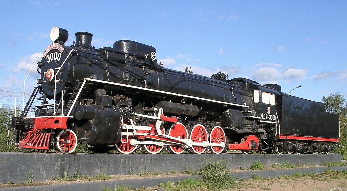 Die Baureihe ФД gilt als die meistgebaute Dampflokomotive der SŽD vor dem Zweiten Weltkrieg und hatte die Achsfolge 1’E1’ h2 (1-5-1) . Ihren Namen erhielt sie nach Feliks Dzierżyński, dem Leiter der ersten Geheimpolizei Sowjetrusslands.
Dieses Exemplar steht als Denkmal neben dem Bahnhof und unserem Hotel in Nowosibirsk. Aufnahme vom 23.8.2001