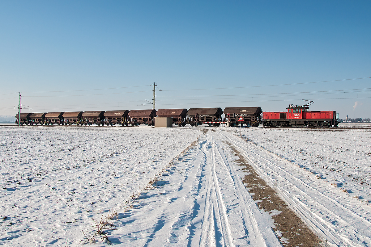 Die Baureihe 1063 konnte zwischen Tullnerfeld und Tulln Stadt am 11.01.2017 abgelichtet werden.