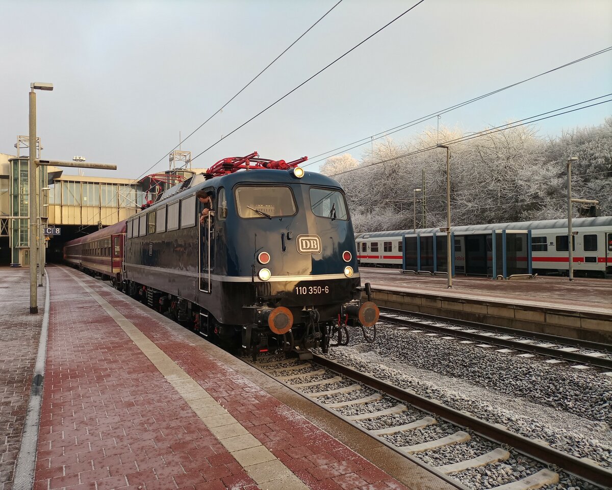 Die Baureihe 110 350-6 hält auf Gleis 7 des Kassel-Wilhemshöher Bahnhofes als Sonderfahrt in Richtung Weimar. 17.12.2022