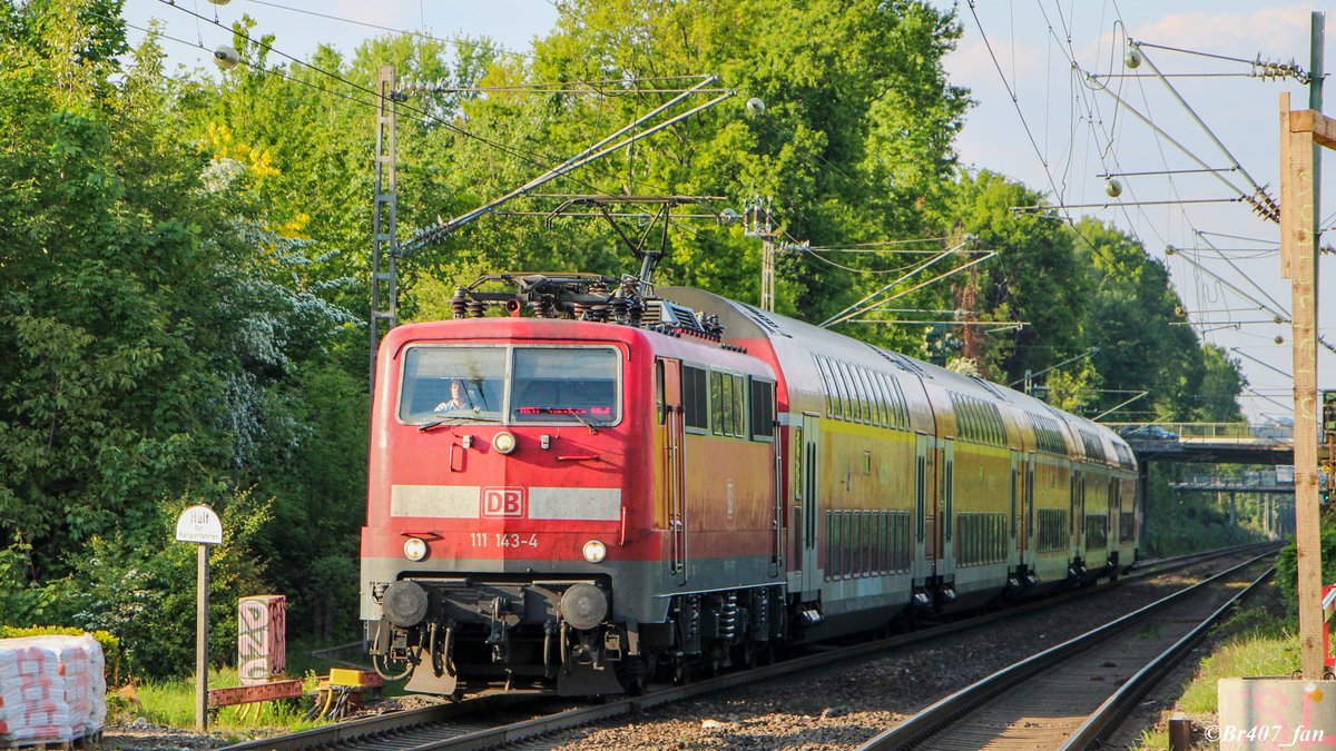 Die Baureihe 111-143 erreicht in den Abendstunden Kohlscheid.