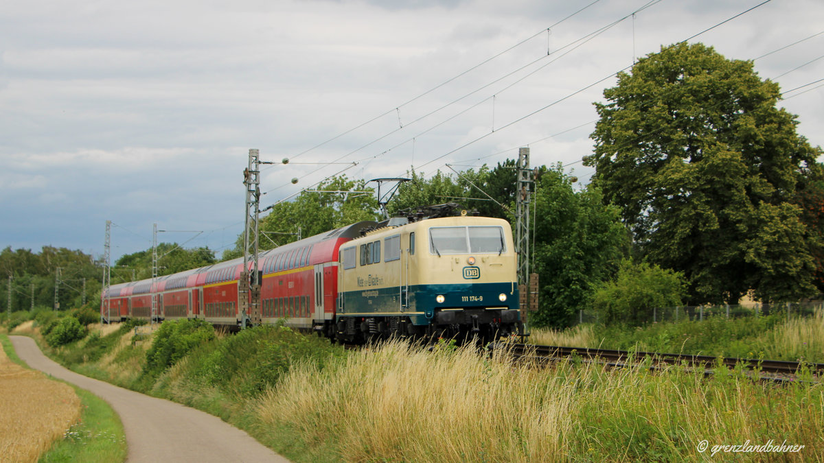 Die Baureihe 111-174 war am 9.7.2020 als RE4 zwischen Übach Palenberg und Herzogenrath unterwegs. Das besondere hierbei, ist die in ozeanblau-beige farbende Lok die für DB Gebrauchtzug wirbt. 


Übach-Palenberg, 09.07.2020