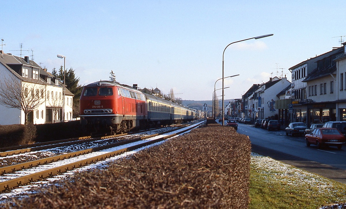 Die Baureihe 215 auf der Eifelbahn: Mitte der 1980er Jahre durchfährt 215 135-5 Mechernich