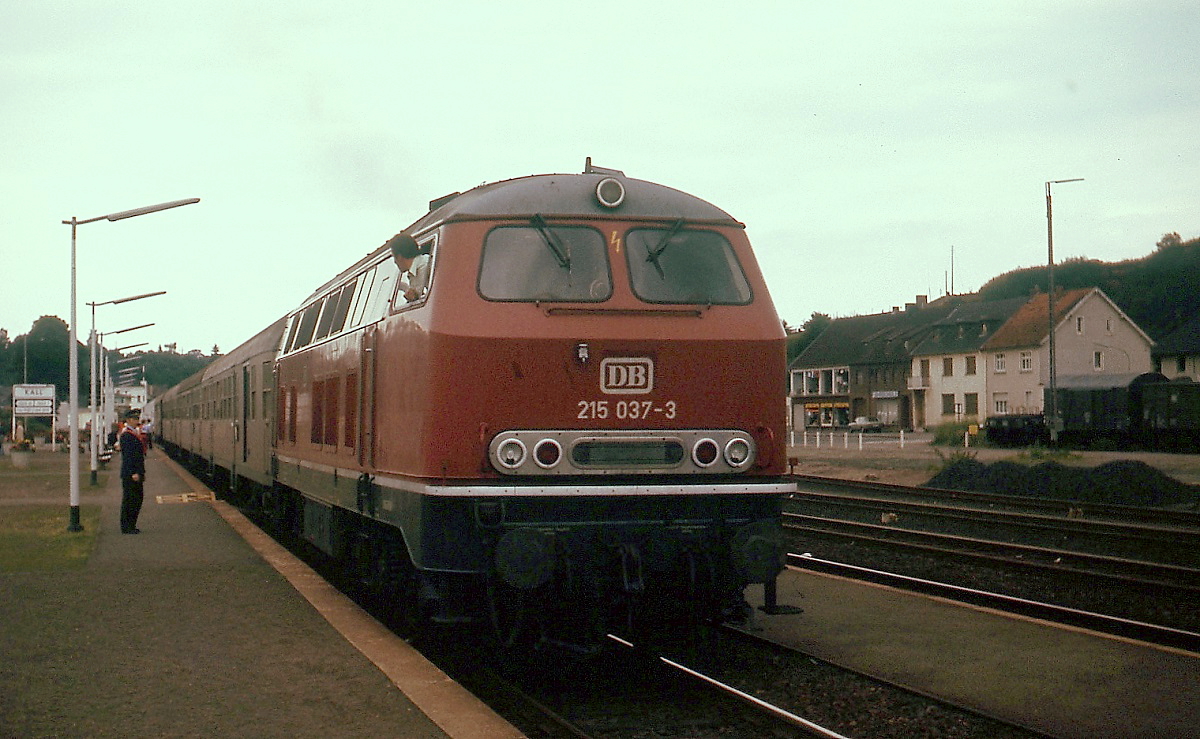 Die Baureihe 215 auf der Eifelbahn: 215 037-3 Ende der 1970er Jahre bei einem Zwischenhalt in Kall
