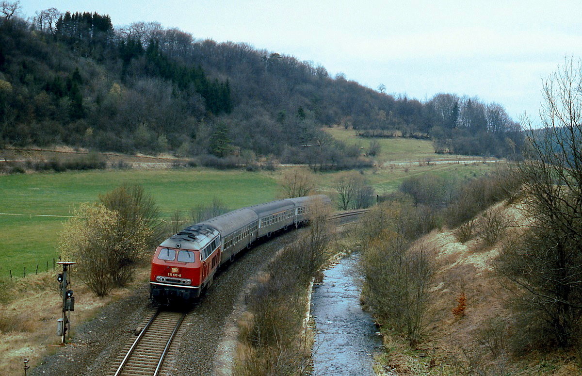 Die Baureihe 215 auf der Eifelbahn: Entlang der Urfft fährt 215 133-0 Mitte der 1980er Jahre Richtung Köln