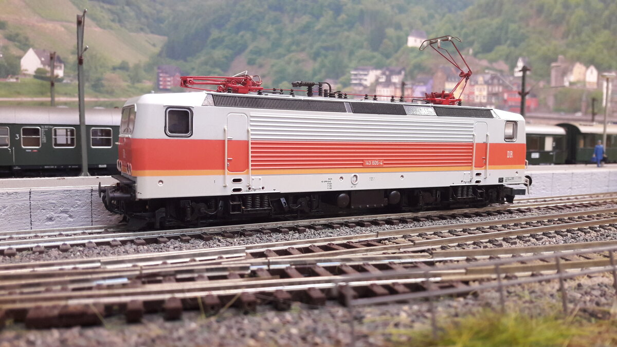Die Baureihe 243 der DR (heute bei der DB 143 / 112 / 114) , eine Lokomotive, welche die BR 211 und 242 ablösen sollte, erstmals vorgestellt 1982. Bis heute gibt es unzählige Varianten dieser Lok. Hier gezeigt eine Rhein-Ruhr S-Bahn Version jedoch noch mit einer DR Beschriftung wie man sehen kann. BR 143 605-4  Modell Roco 43683 DC digital