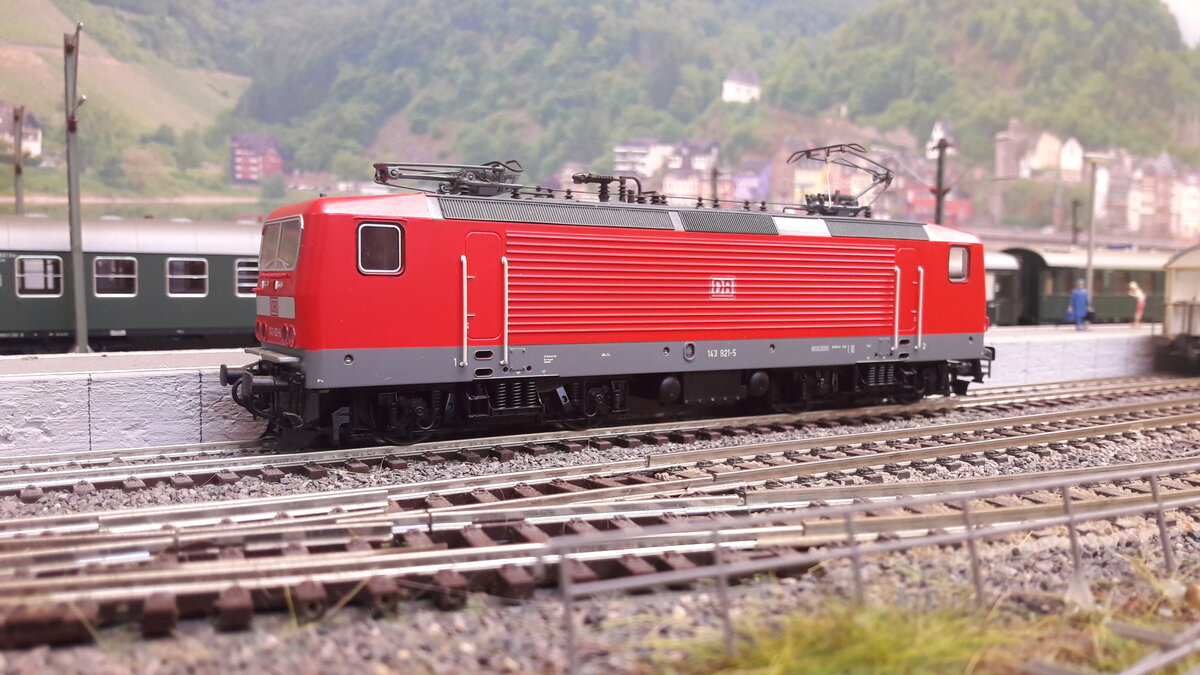 Die Baureihe 243 der DR (heute bei der DB 143 / 112 / 114) , eine Lokomotive, welche die BR 211 und 242 ablösen sollte, erstmals vorgestellt 1982. Bis heute gibt es unzählige Varianten dieser Lok. Hier gezeigt eine DB Version verkehrsrot.  BR 143 921-5  Modell Roco 63559 DC digital