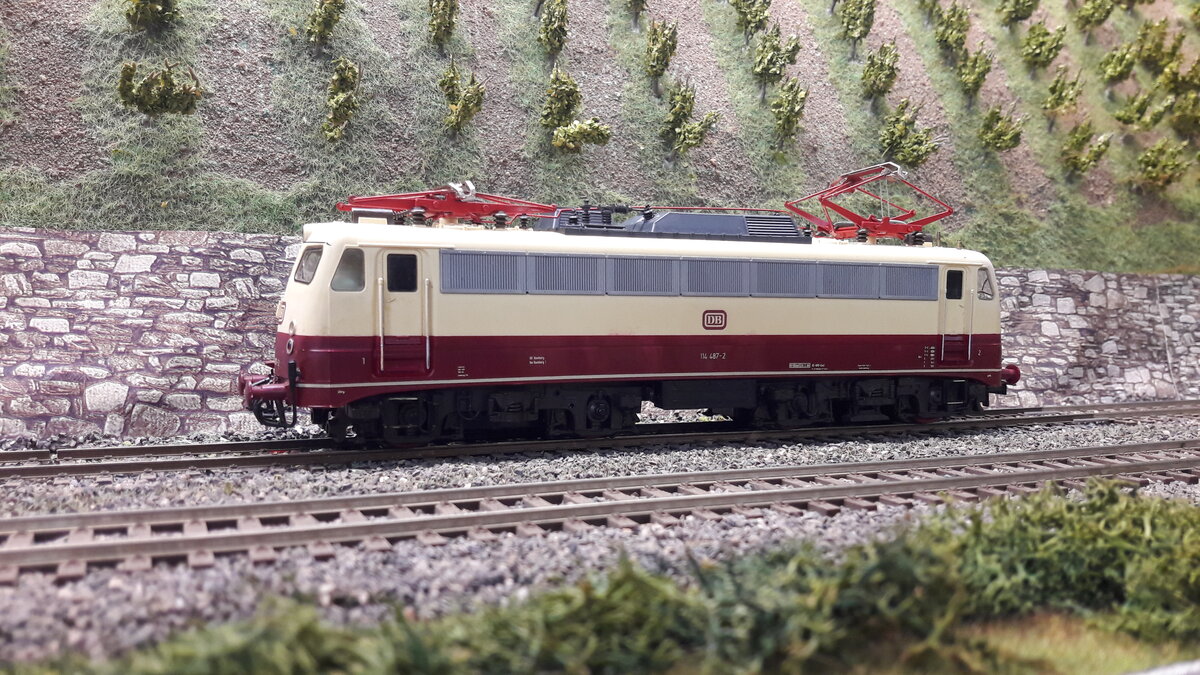 Die Baureihe E10, 5 Vorserienmaschinen ( dazu gab es schon Bilder und Erklärungen) . Die ersten Serienlokomotiven waren die E10 Kasten ab 1956. Die Baureihenbezeichnungen durchliefen die Ordnungsnummern (ab 1968 ) 110 / 112 / 113 / 114 / 115 . Da die Lok als Einheitslokomotive entwickelt wurde, gab es in der Kastenvariante noch die E40 (140) , E41 (141) und die E50 (150 ). Die ersten Kasten E10 waren die E10.1 , spätere Ausführungen der Kasten E10 bekamen die Doppellampen vorne , das waren die E10.2 . Ab Maschine 288 wurde dann die Bügelfaltenform eingeführt, welche zuvor schon an den Rheingoldmaschinen realisiert wurde. Diese wurden als E10.3 bezeichnet , die Rheingoldmaschinen liefen unter E10.12. Es gab unglaublich viele Varianten , mit Regenrinne und ohne, verschiedenste Lamellenausführungen, usw. usw . Auch etliche Farbvarianten hat die Lok durchgemacht. Hier das Modell der Bügelfalten E10/112 ... 114 487-2 in TEE Farben, ...( die 114 487-2 war die einzige Lok mit komplett roter Pufferbohle und Puffern )... keine Regenrinne, durchgehendes Klattelüfterband, Griffumlauf vorne fehlt . Modell Roco 53448  DC nachdigitalisiert