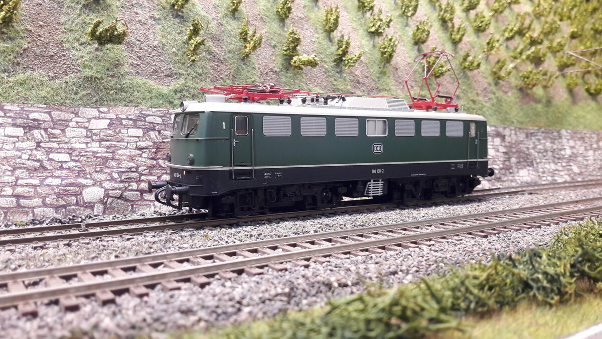 Die Baureihe E10/E40, 5 Vorserienmaschinen ( dazu gab es schon Bilder und Erklärungen) . Die ersten Serienlokomotiven waren die E10 Kasten ab 1956. Die Baureihenbezeichnungen durchliefen die Ordnungsnummern (ab 1968 ) 110 / 112 / 113 / 114 / 115 . Da die Lok als Einheitslokomotive entwickelt wurde, gab es in der Kastenvariante noch die E40 (140), (139) , E41 (141) und die E50 (150 ). Die ersten Kasten E10 waren die E10.1 , spätere Ausführungen der Kasten E10 bekamen die Doppellampen vorne , das waren die E10.2 . Ab Maschine 288 wurde dann die Bügelfaltenform eingeführt, welche zuvor schon an den Rheingoldmaschinen realisiert wurde. Diese wurden als E10.3 bezeichnet , die Rheingoldmaschinen liefen unter E10.12. Es gab unglaublich viele Varianten , mit Regenrinne und ohne, verschiedenste Lamellenausführungen, usw. usw . Auch etliche Farbvarianten hat die Lok durchgemacht. Hier das Modell der ersten Serien E40 , 140 108-2, Regenrinne, Schweigerlamellenlüfter, Griffumlauf vorne , Einfachlampen, geteiltes abgerundetes Maschinenraumfenster . Modell Roco 62491 DC digital